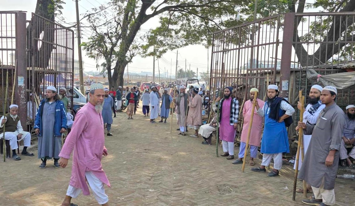 Stick-wielding devotees at Ijtema ground have taken position in an apparent attempt to prevent the rival group - Photo newsnextbd.com