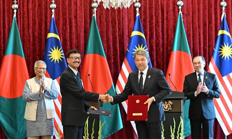 Bangladesh and Malaysia sign a number of deals for cooperation as Chief Adviser starts visiting the East Asian country - PID photo