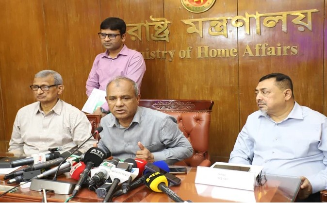 Home Affairs Adviser Jahangir Alam Chowdhury briefs newsmen at his Bangladesh Secretariat office on election law enforcement plan - PID photo