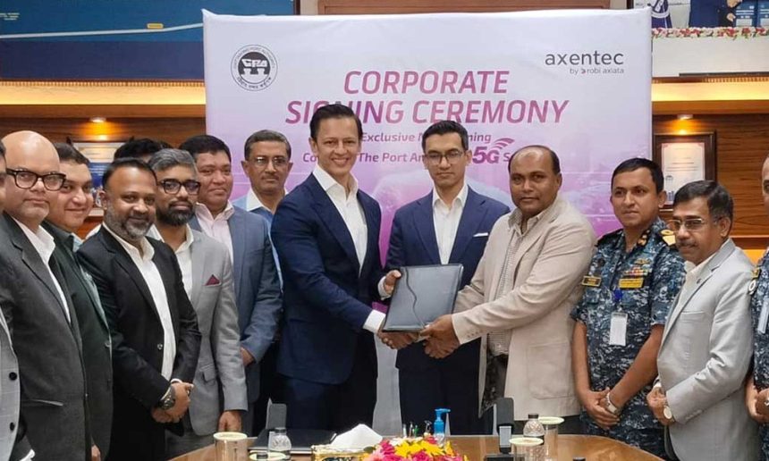 Officials from Chittagong Port Authority and the Robi Axiata posed for photograph after singing an agreement on Sunday (August 10, 2025) - Photo by Robi