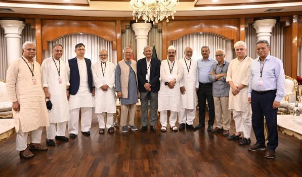 Chief Adviser Muhammad Yunus posed with senior leaders of Bangladesh Nationalist Party after a meeting on Sunday (August 31, 2025) at his official residence in Dhaka - CA office photo